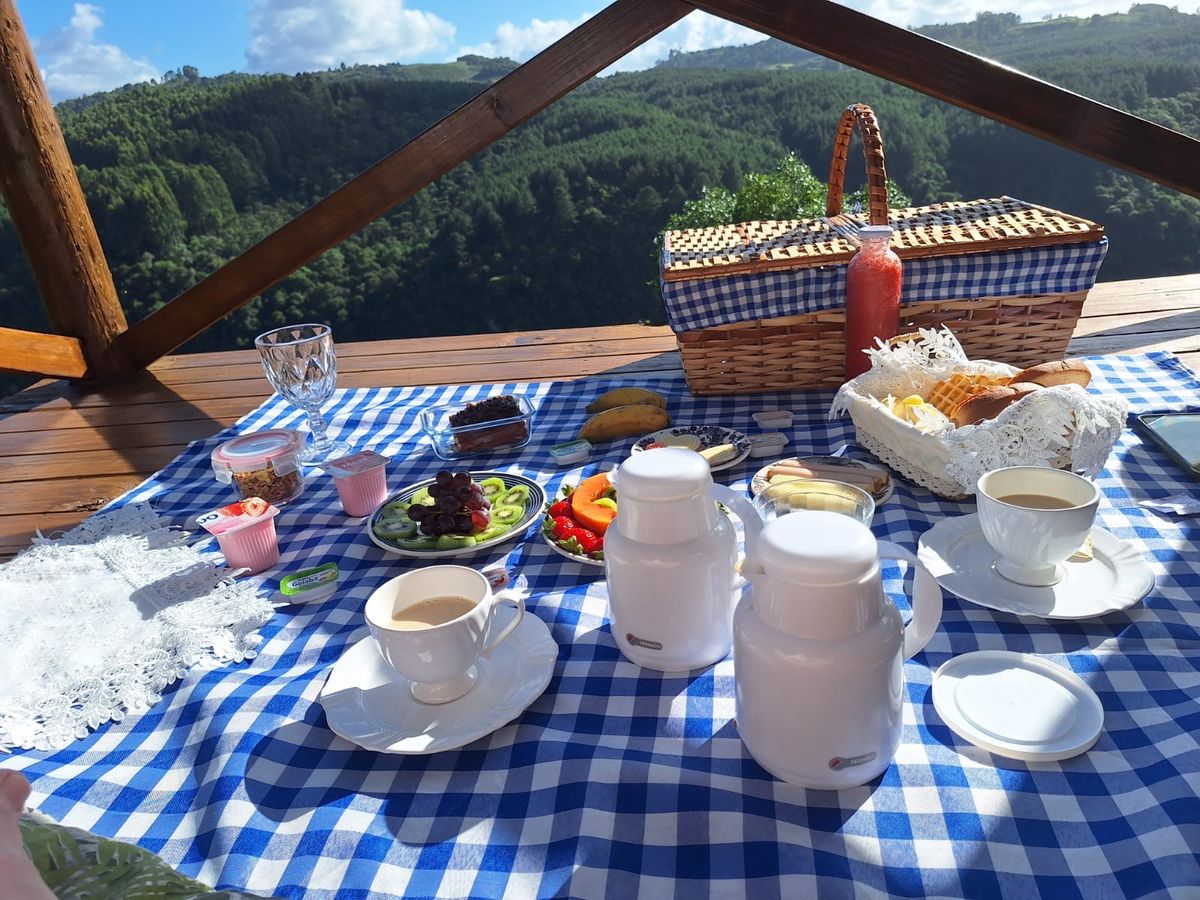 Café da manhã servido em ambiente acolhedor e elegante