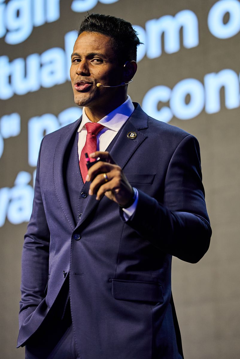 Foto do Professor Edilson Aguiais