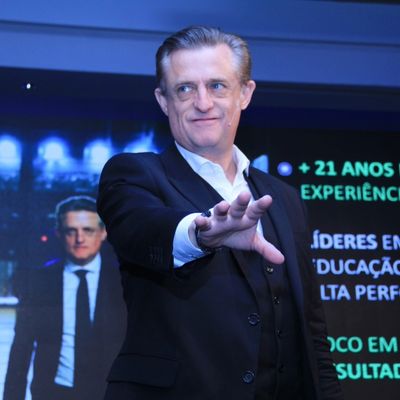 Descreva a imagem...