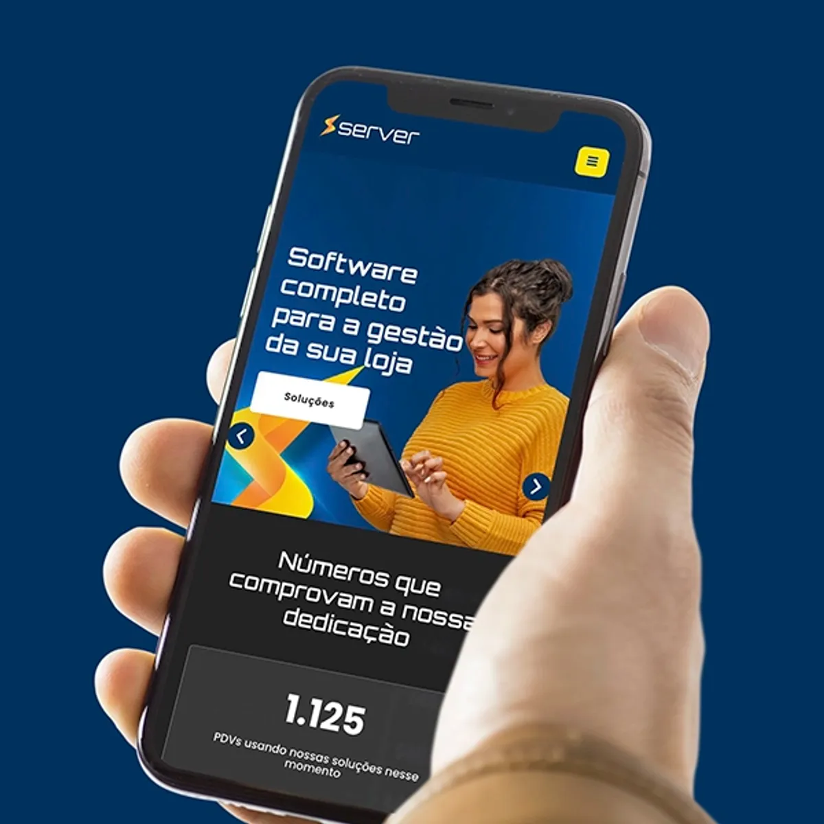 Mão segurando um smartphone que exibe o site da Server desenvolvido pela W3COM. A página mostra conteúdo sobre software completo para a gestão de lojas. Este exemplo mostra como a W3COM entrega soluções estratégicas e eficazes para o mercado B2B.