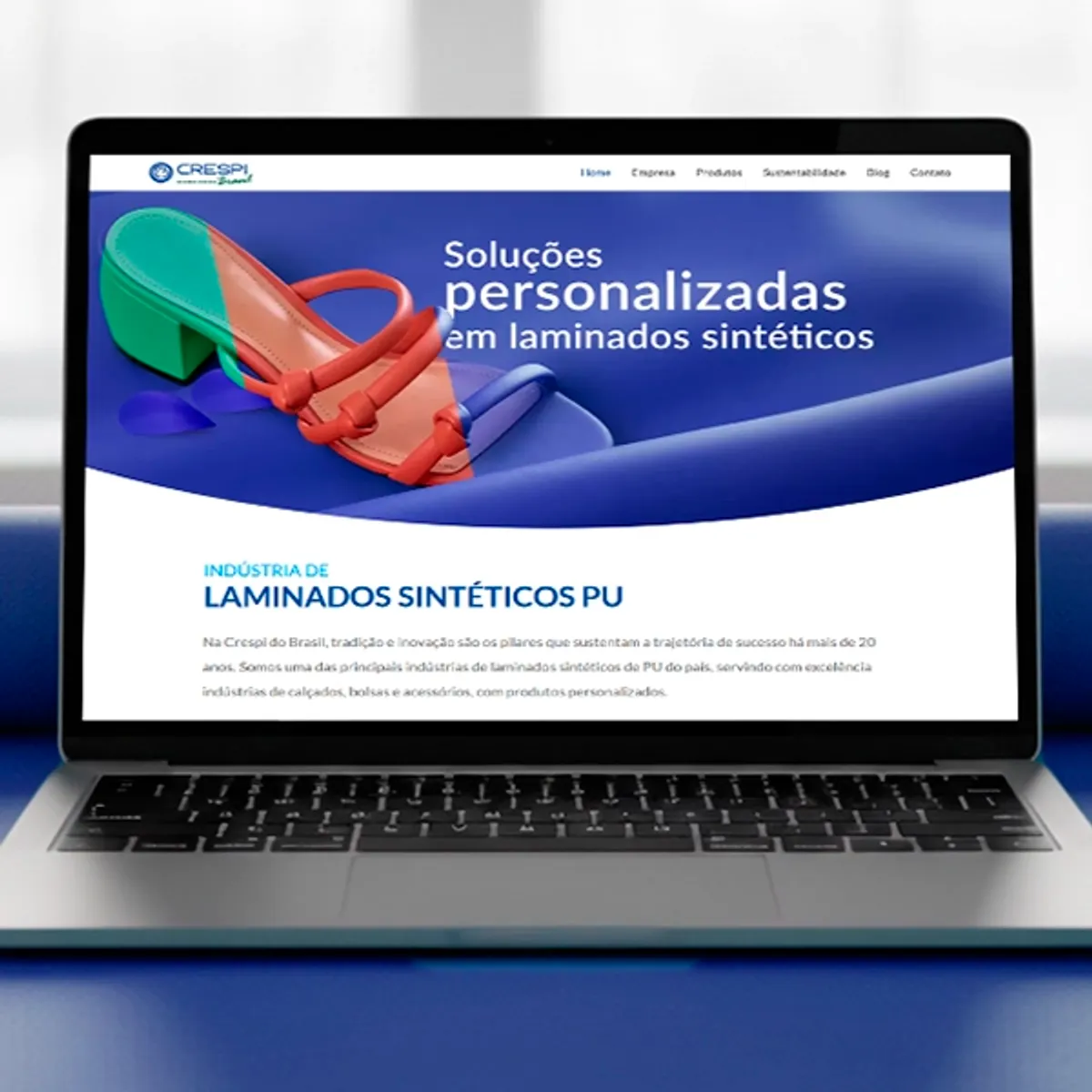 Laptop exibindo o site da Crespi desenvolvido pela W3COM. A página mostra conteúdo sobre soluções personalizadas em laminados sintéticos. Este exemplo mostra como a W3COM entrega soluções estratégicas e eficazes para o mercado B2B.