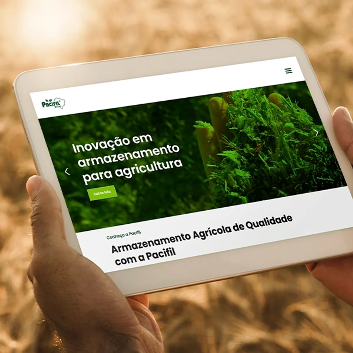 Mãos segurando um tablet que exibe o site da Pacifil desenvolvido pela W3COM. A página mostra conteúdo sobre inovação em armazenamento. Este exemplo mostra um exemplo de como a W3COM entrega soluções estratégicas e eficazes para o mercado B2B.