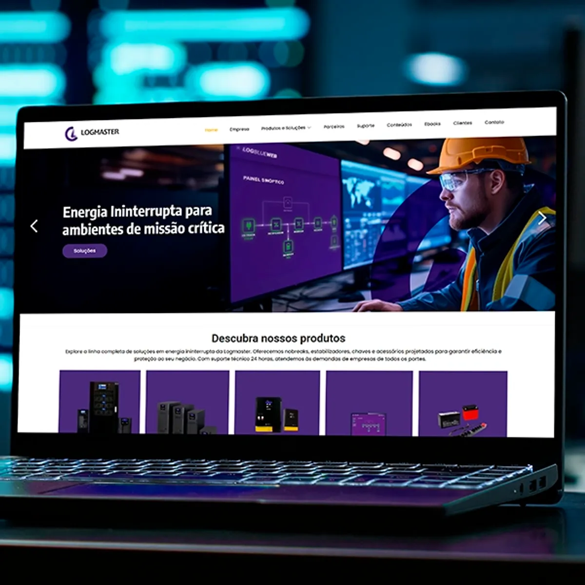 Laptop exibindo o site da Logmaster desenvolvido pela W3COM. A página mostra conteúdo sobre energia ininterrupta para ambientes de missão crítica e seus produtos. Este exemplo mostra como a W3COM entrega soluções estratégicas e eficazes para o mercado B2B.
