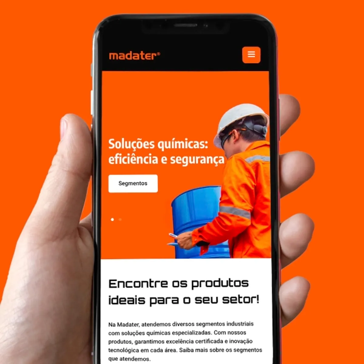 Mãos segurando um smartphone que exibe o site da Madater desenvolvido pela W3COM. A página mostra conteúdo sobre soluções químicas, com foco em eficiência e segurança para o setor industrial B2B. Este exemplo mostra como a W3COM entrega soluções estratégicas e eficazes para o mercado B2B.
