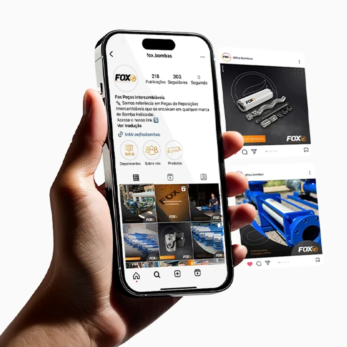 Mão segurando um smartphone que exibe o perfil do Instagram da Fox Peças Intercambiáveis, administrado pela W3COM. A tela mostra a biografia, destaques e o feed de publicações. Ao lado, aparecem em segundo plano mais posts da rede social.