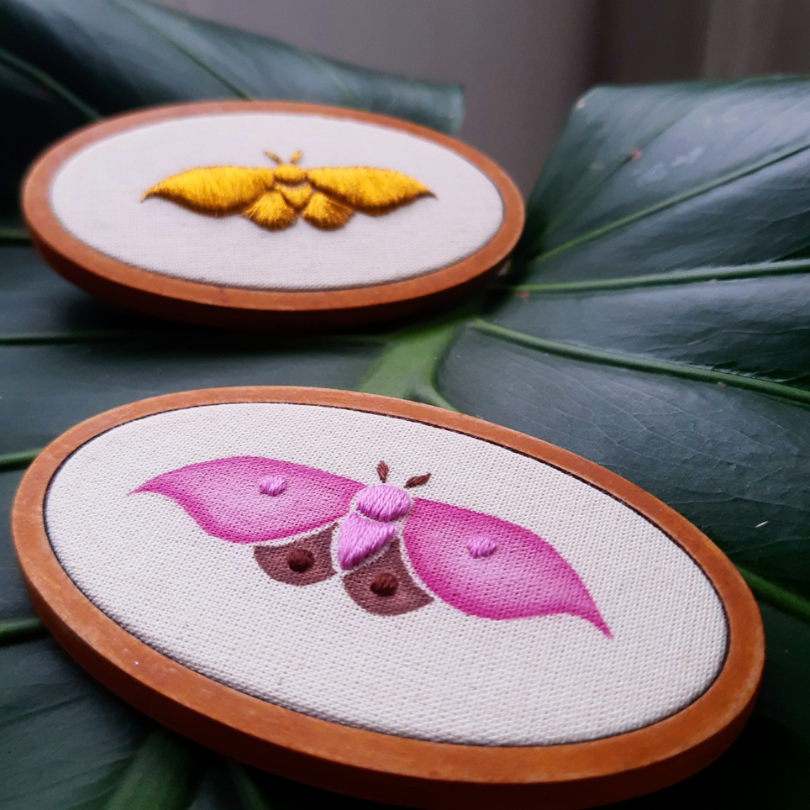 Mariposa Rosa Miniatura bordada e aquarelada