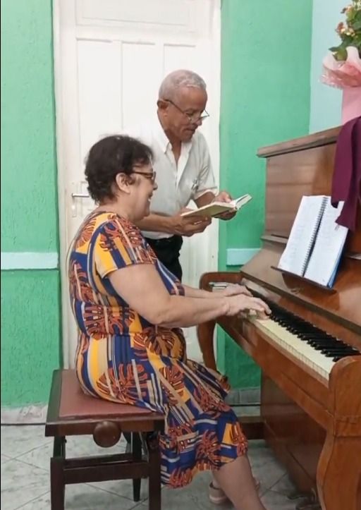 Irmã sorrindo tocando teclado na igreja