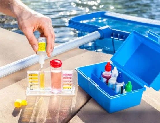 Engenheiro Químico realizando análise de água