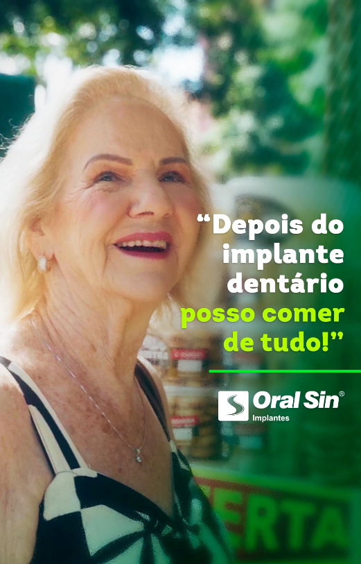 Paciente Idoso Sorrindo com Implantes Dentários