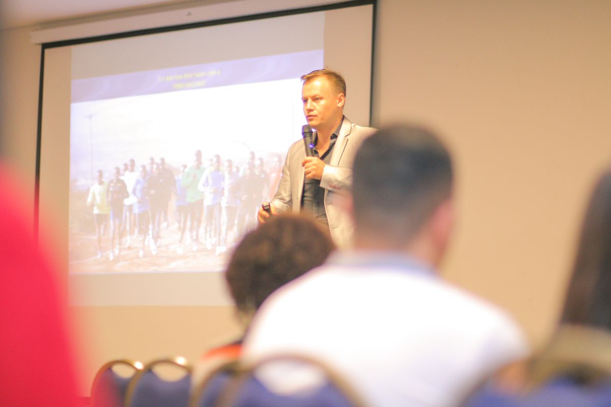 Equipe de corretores em reunião estratégica